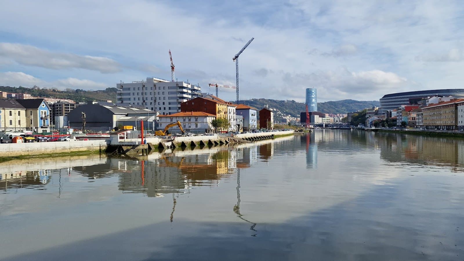 Ría de Bilbao, A la derecha San Mamés y al fondo la Torre de Iberdrola. Fotografia de archivo.