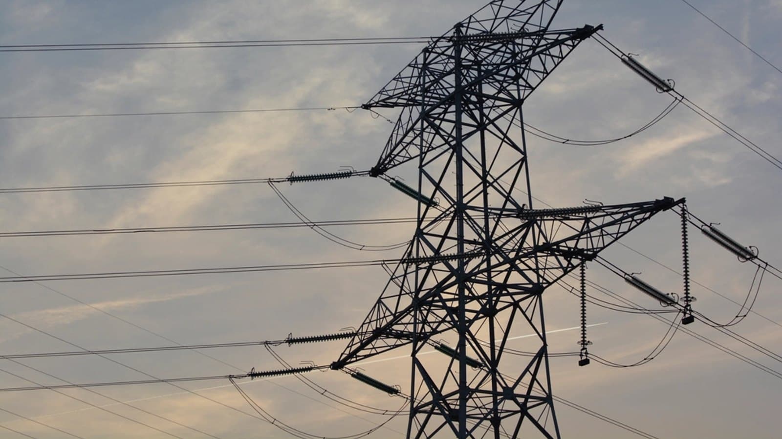 Pylon transmission power lines. Fotografia de archivo.