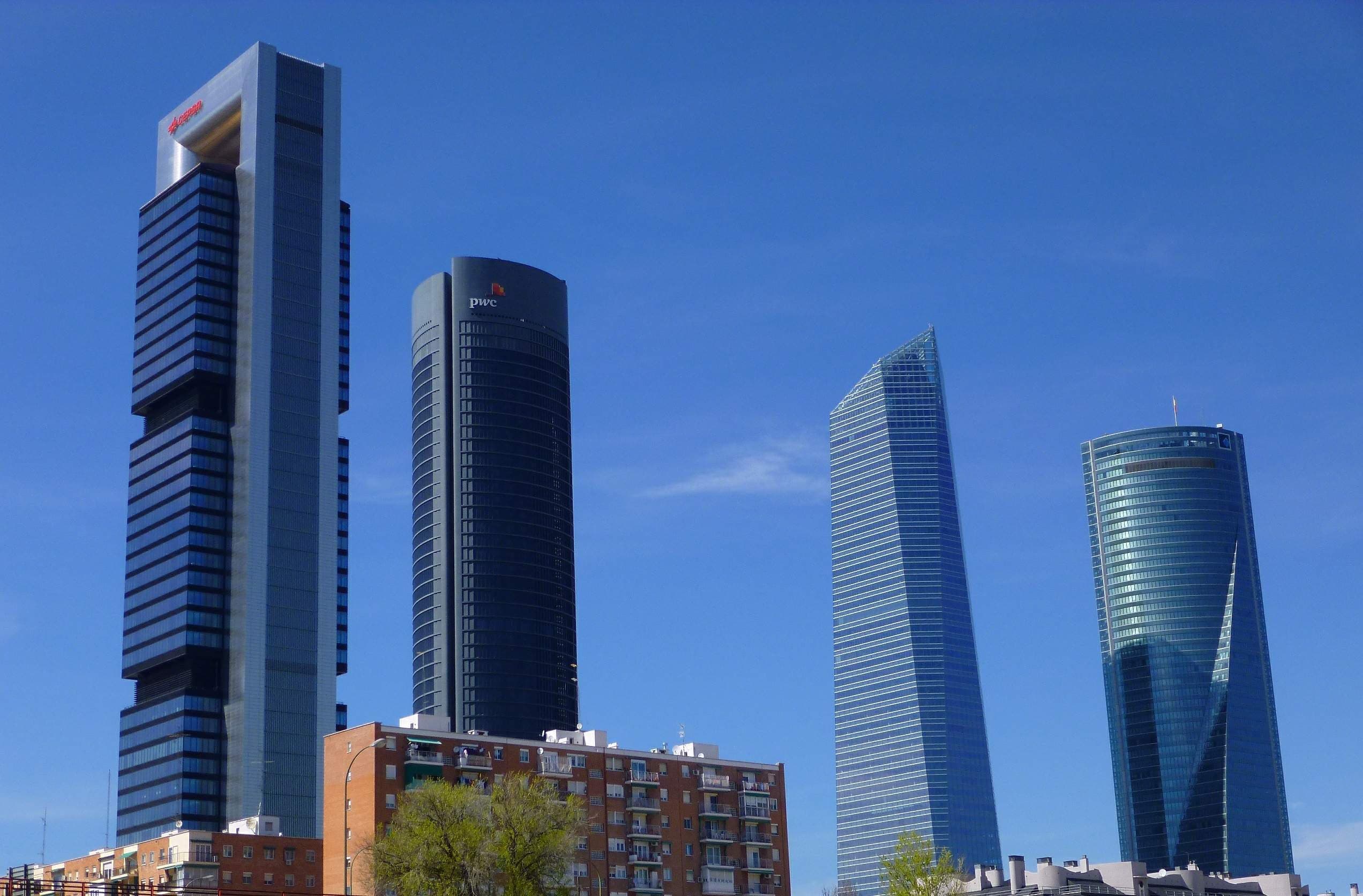 Los cuatro rascacielos del distrito financiero Cuatro Torres Business Area de Madrid bajo un cielo despejado