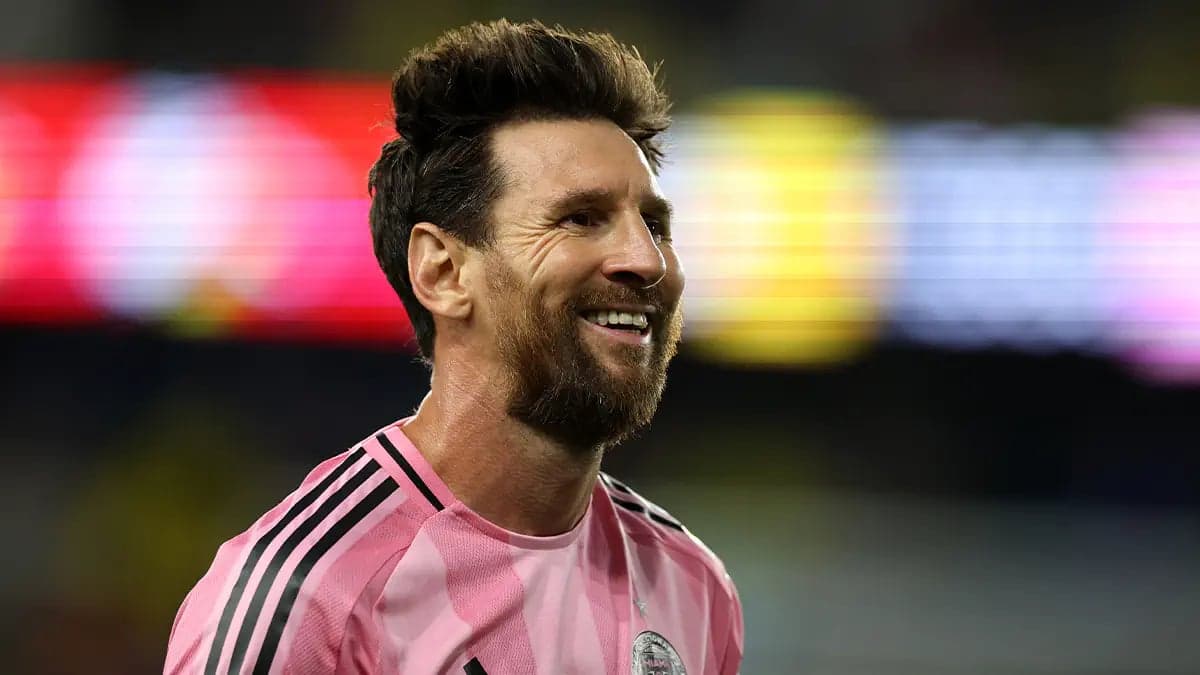 Lionel Messi sonrie con la camiseta rosa del Inter Miami durante un partido nocturno