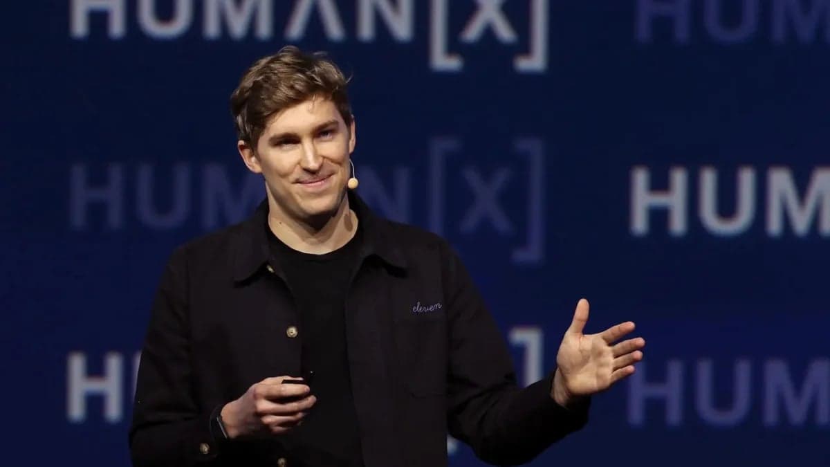Mati Staniszewski, cofundador y consejero delegado de ElevenLabs, habla en el escenario de la conferencia HumanX
