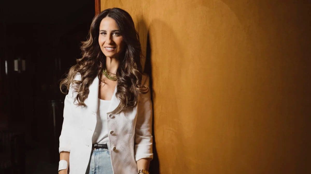 Cristina Hernandez, fundadora y consejera delegada de Mindata, posa sonriente apoyada en una pared