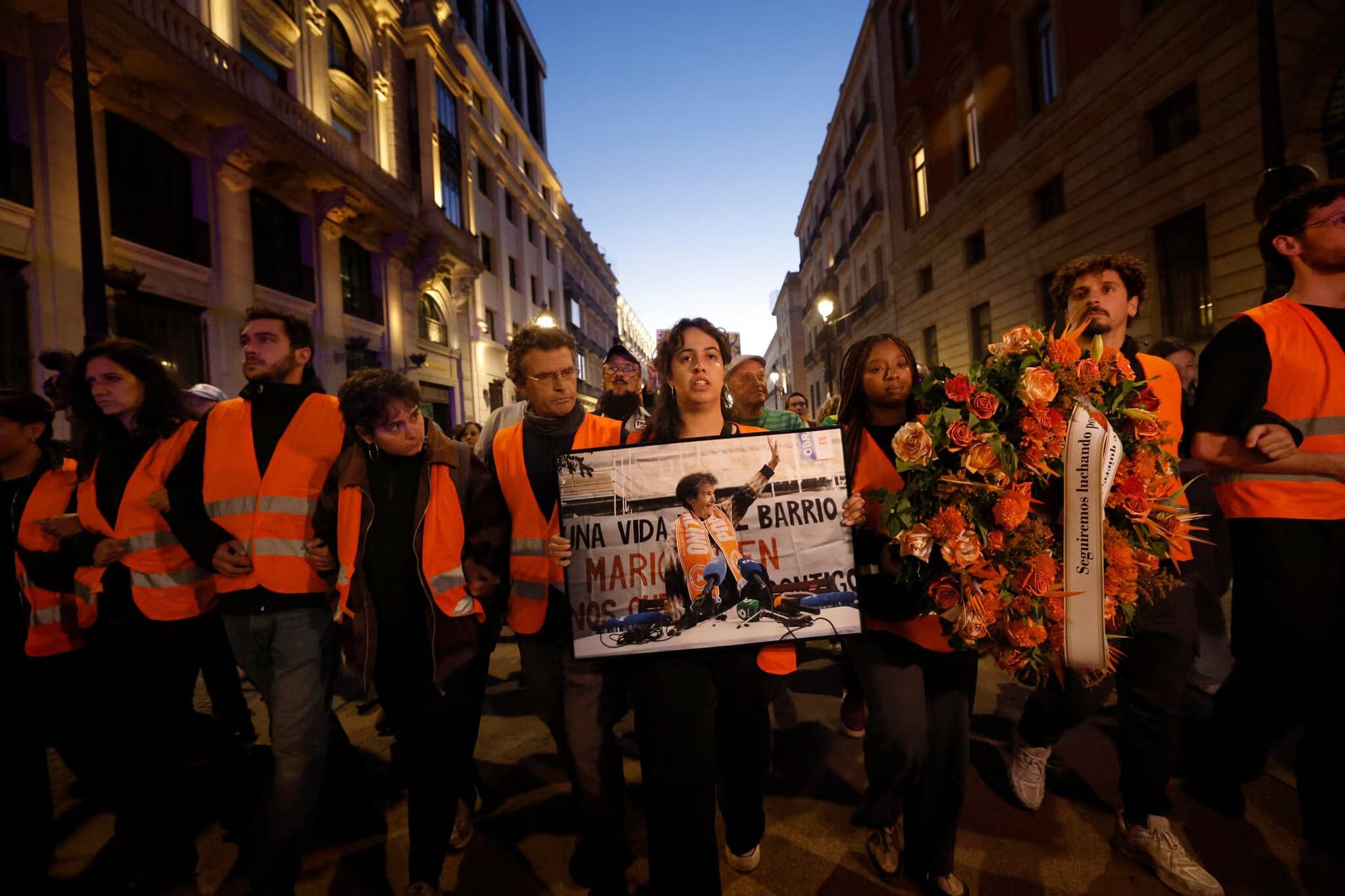 Manifestantes marchan por una calle de Madrid de noche en homenaje a Maricarmen Abascal