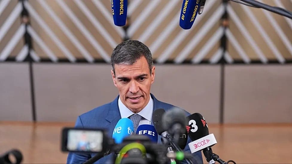 Pedro Sanchez habla ante una fila de microfonos, entre ellos los de EFE y TVE, en una comparecencia del Consejo Europeo