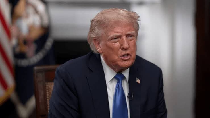 Donald Trump habla en una entrevista con imagenes superpuestas de un campamento de migrantes en la playa y una fila de personas junto a un muro fronterizo
